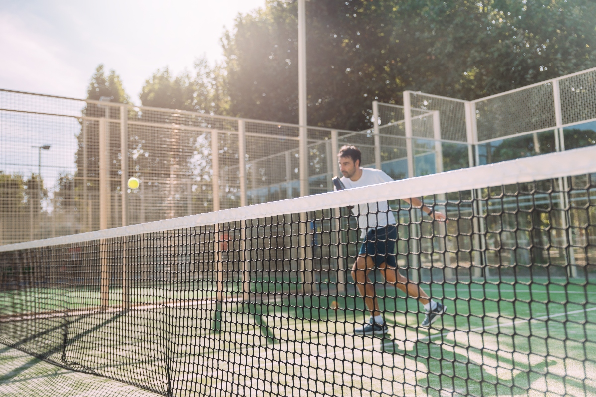 découvrez pourquoi l'espagne est considérée comme la capitale du padel, un sport en pleine expansion. plongez dans l'univers passionnant du padel, ses joueurs emblématiques, ses tournois prestigieux et les complexes dédiés, le tout au cœur d'une culture sportive dynamique.