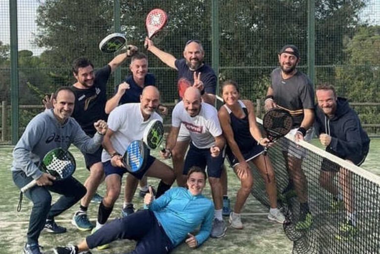 découvrez pourquoi l'espagne est considérée comme la capitale mondiale du padel, avec ses infrastructures de premier plan, ses événements prestigieux et sa passion inégalée pour ce sport en pleine expansion.