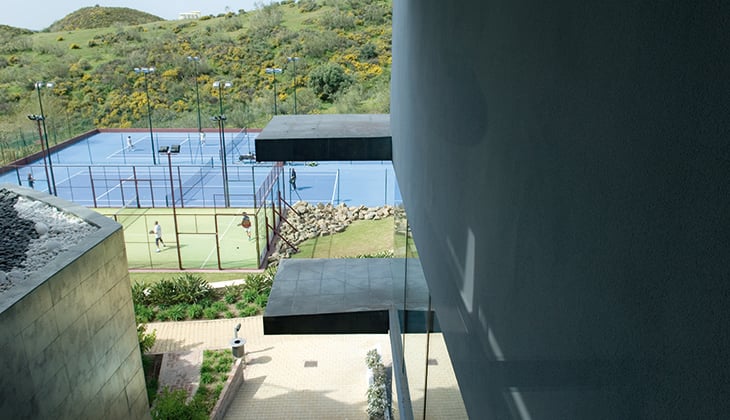 découvrez pourquoi l'espagne est considérée comme la capitale mondiale du padel, avec ses infrastructures de classe mondiale, ses événements prestigieux et une culture passionnée pour ce sport en pleine expansion.